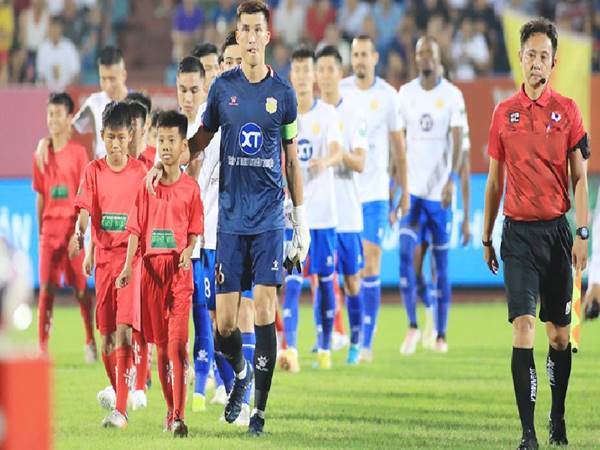 Bóng đá Việt Nam chiều 12/10: 4 cầu thủ bị treo giò ở vòng 19 V-League