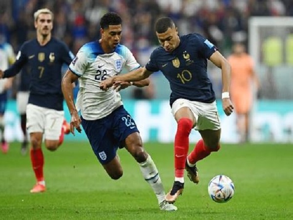 Kỹ thuật bóng đá của Mbappe di chuyển không bóng thông minh