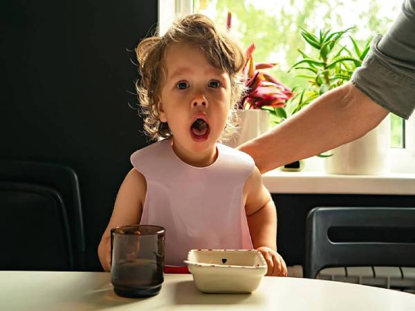 Sặc nước bọt khi đang nhắc đến ai đó:
