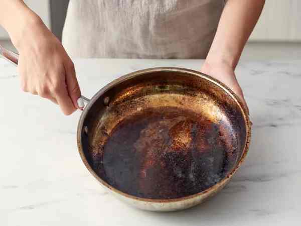 Nấu cháy nồi điềm gì