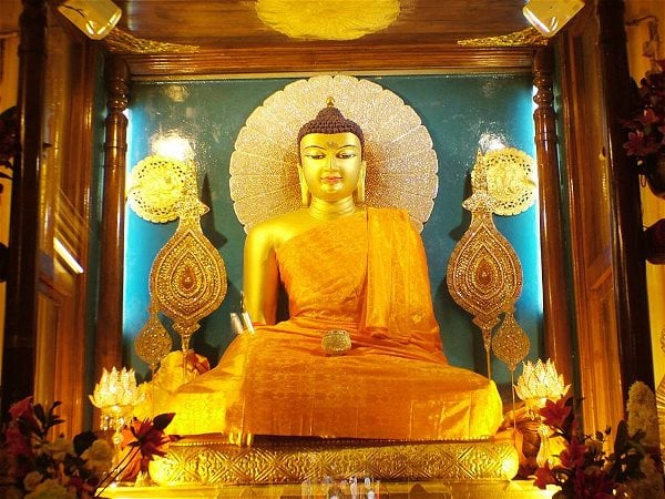 Mơ thấy đi chùa gặp tượng Phật khóc